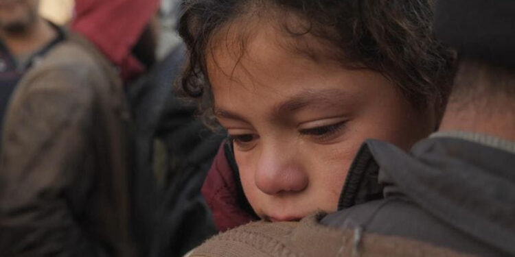Seorang anak di Suriah berhasil diselamatkan dari balik reruntuhan pasca gempa. Foto: news.sky.com