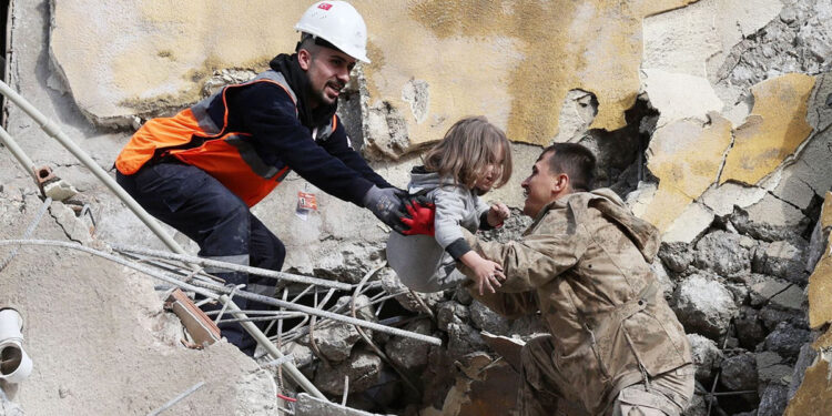 Seorang anak bernama Muhammet Ruzgar (5), berhasil dievakuasi oleh tim penyelamat dari lokasi bangunan yang rusak di Turki. Foto: news.sky.com