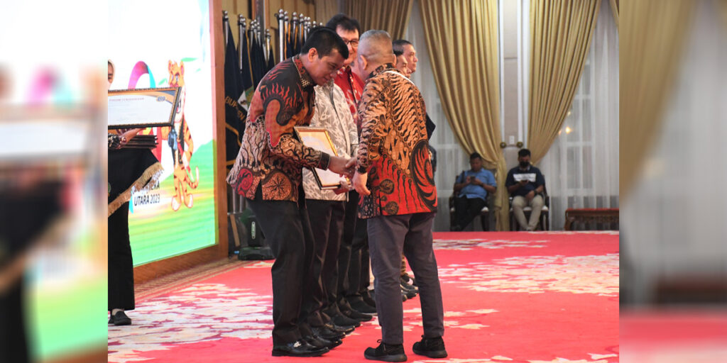 Pangdam I Bukit Barisan Terima Penghargaan Tokoh Peduli PWI - hpn 1 - www.indopos.co.id