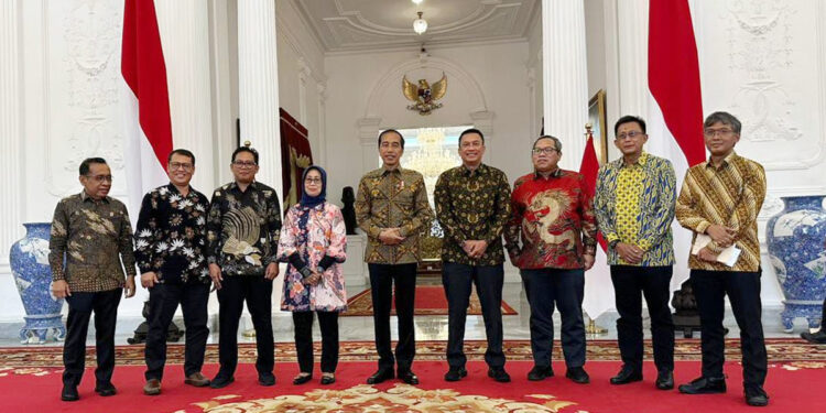 Presiden Joko Widodo (Jokowi) foto bersama dengan pengurus Dewan Pers. Foto Dewan Pers