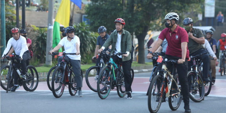 Kapolda Sumut Irjen Pol Panca Putra Simanjuntak bersama Presiden RI Joko Widodo (Jokowi) bergowes sepeda santai keliling Kota Medan, Minggu (12/2) pagi. Foto: Humas Polda Sumut