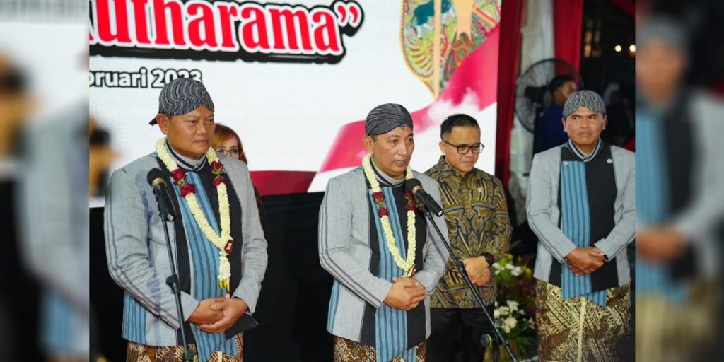 Perkuat Sinergitas TNI-Polri dan Dekat dengan Masyarakat, Polri Gelar Wayang Kulit - kapolri - www.indopos.co.id
