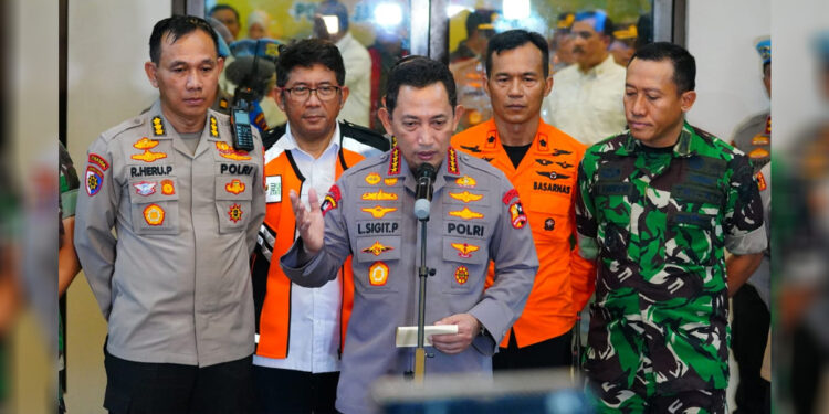 Kapolri Jenderal Listyo Sigit Prabowo memberikan keterangan soal evakuasi korban helikopter jatuh di Jambi. (Dok Humas Polri for INDOPOS.CO.ID)