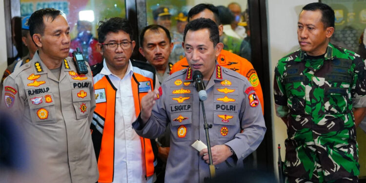 Kapolri Jenderal Listyo Sigit Prabowo memberikan keterangan soal evakuasi korban helikopter jatuh di Jambi. (Dok Humas Polri for INDOPOS.CO.ID)