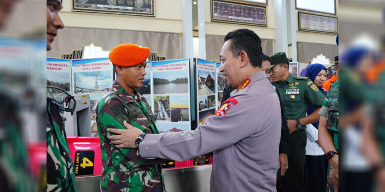 Kapolri Jenderal Listyo Sigit Prabowo menyalami tim gabungan evakuasi Kapolda Jambi Irjen Rusdi Hartono beserta rombongan di Jambi. Foto: Dok Humas Polri