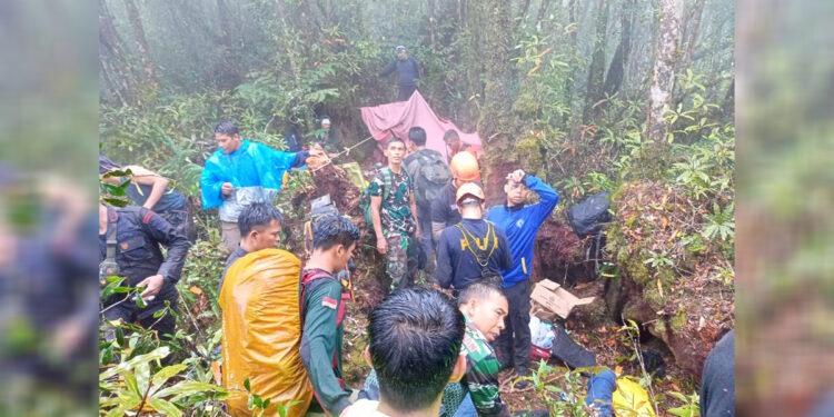 Tim SAR gabungan tengah mengevakuasi Kapolda Jambi, Irjen Rusdi Hartono beserta rombongan yang mendarat darurat dengan helikopter di kawasan Desa Tamia, Kerinci, Provinsi Jambi pada Minggu (19/2/2023). Foto: Dok. Media Sosial