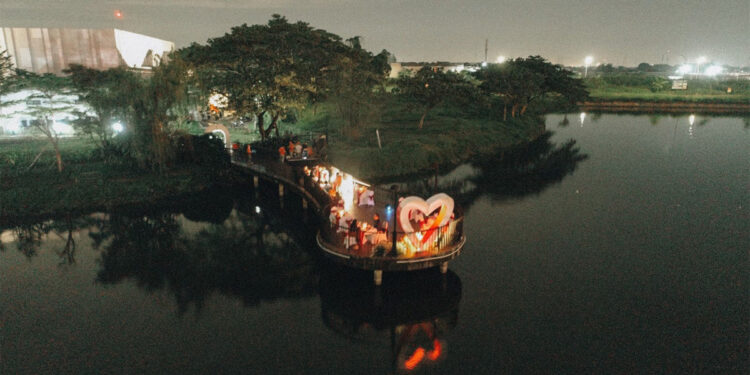 Romantic Dinner di pinggir danau HARRIS Hotel & Conventions Bekasi hadirkan Dinner Valentine’s day dengan penuh cinta. Foto: HARRIS Hotel & Conventions Bekasi for INDOPOS.CO.ID