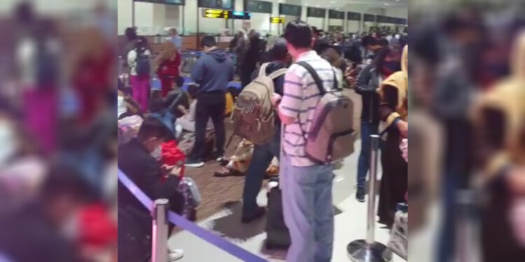 Ratusan penumpang pesawat antre di konter check-in Bandara Soekarno Hatta, Tangerang, Banten. Foto: Tangkapan layar video yang beredar di WhatsApp