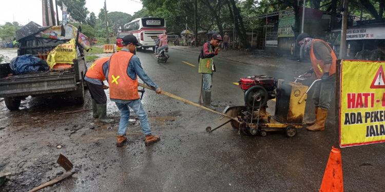 Pekerja sedang memperbaiki ruas jalan Nasional bypass Soekarno-Hatta Rangkasbitung (Istimewa)