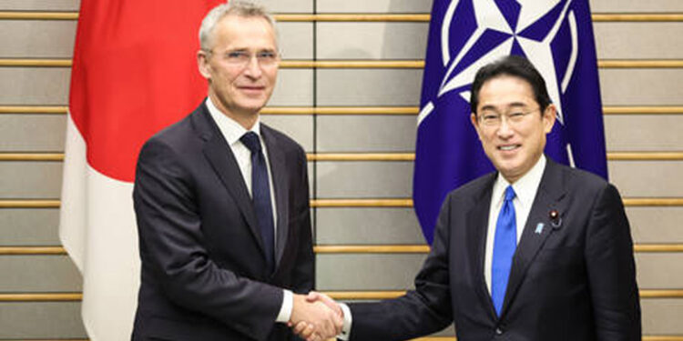 Sekretaris Jenderal NATO Jens Stoltenberg (kiri) berjabat tangan dengan Perdana Menteri Jepang Fumio Kishida pada hari Selasa di Tokyo. Foto: rt.com