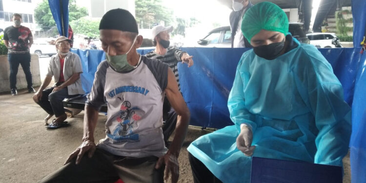 Seorang warga Jakarta Barat melakukan vaksinasi Covid-19. Foto: Dok INDOPOS.CO.ID