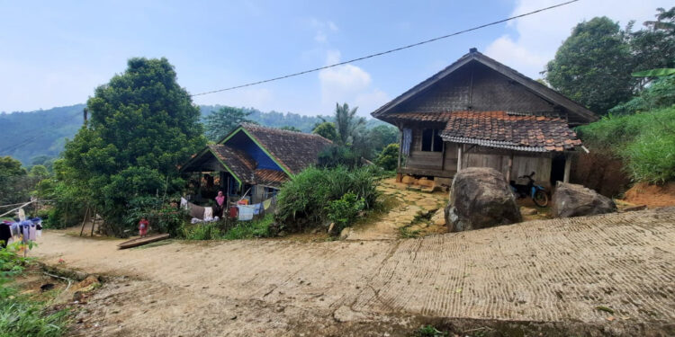Suasana Kampung Sempurmayung di Desa Cimarga, Kabupaten Sumedang, Jawa Barat. Foto : Poltekesos Bandung