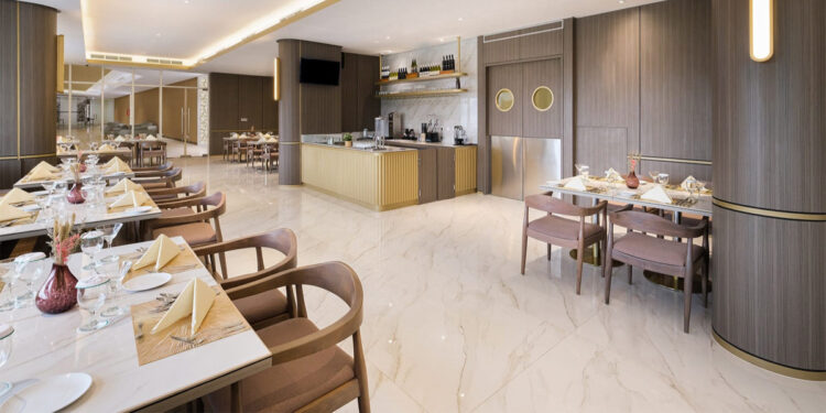 Perpaduan warna putih, gold dan kayu dari Legen Restaurant yang memberikan suasana elegan dan mewah di setiap detailnya. Foto: istimewa