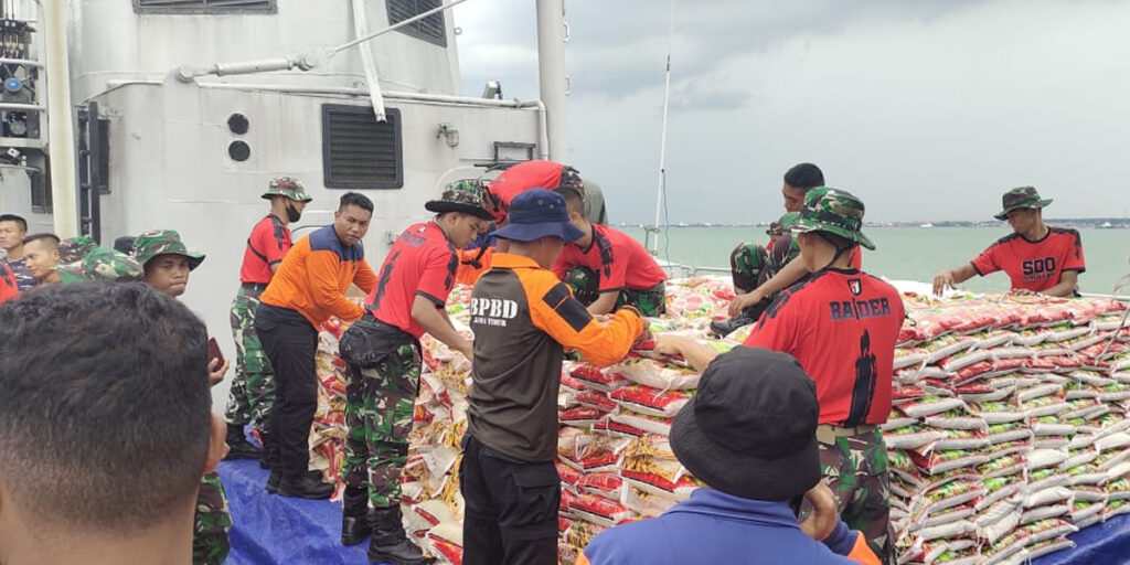 Kerahkan KRI Malahayati 326, TNI Bantu Atasi Krisis Pangan di Masalembo - Pengiriman pangan - www.indopos.co.id