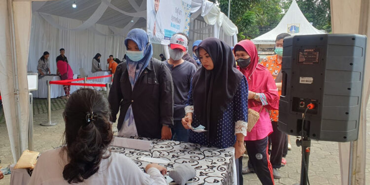 PT Brantas Abipraya (Persero) menjual 1.000 paket sembako murah untuk masyarakat di Kelurahan Cipinang Cempedak, Kota Administrasi Jakarta Timur, Rabu (29/3/2023). Foto: Dokumen PT Brantas Abipraya