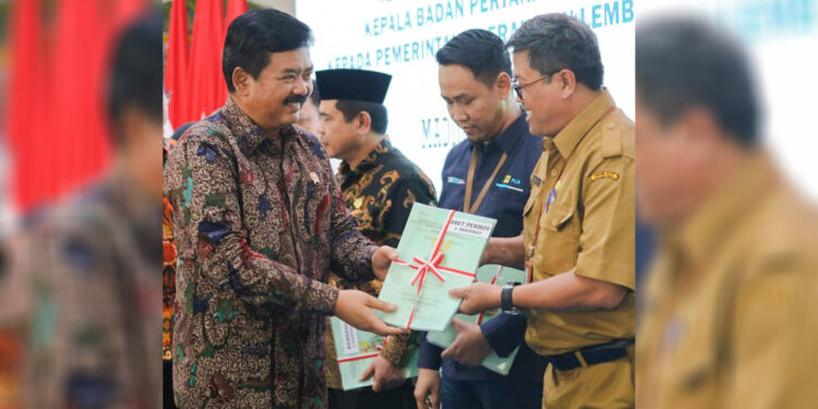 Menteri ATR / Kepala BPN, Hadi Tjahjanto menyerahkan 1.457 sertipikat aset pemerintah di Pendopo Kabupaten Madiun, Provinsi Jawa Timur, pada Selasa (28/3/2023). Foto: Dok. Kementerian ATR/BPN