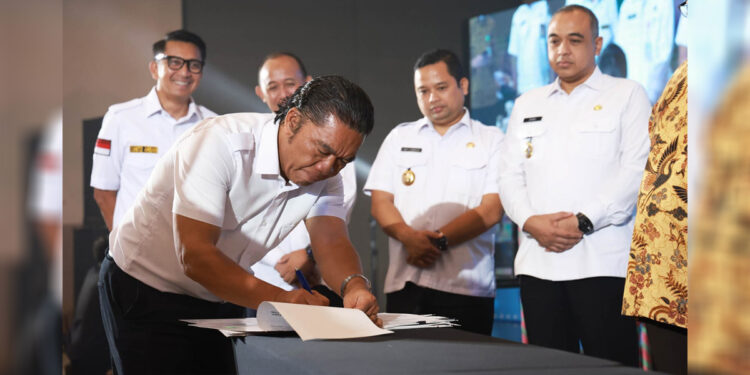 Pj Gubernur Banten Al Muktabar menandatangani kerjasama dengan 7 rumah sakit (Humas Pemprov Banten for indopos.co.id)