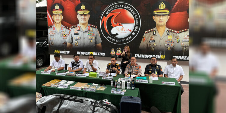 Sinergi Bea Cukai Soekarno-Hatta bersama Polda Metro Jaya berhasil mengagalkan upaya penyelundupan Narkotika jenis sabu-sabu sebanyak 1.072 gram atau 64 kapsul dengan modus telan. Foto: Humas Bea Cukai