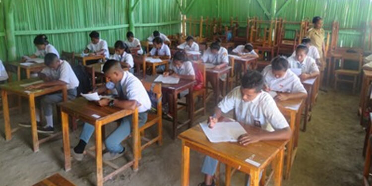 Pejalar SMA tengah belajar di dalam kelas. Foto: Dok Website Sekolah Kita