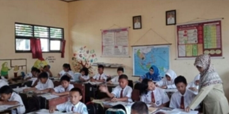 Ilustrasi guru tengah mengajar siswa di kelas. Foto: dokumen INDOPOS.CO.ID