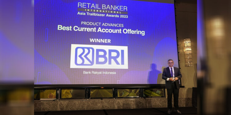 BRI kembali raih penghargaan internasional pada ‘Retail Banker International (RBI) Asia Trailblazer Awards 2023’ yang diselenggarakan di Singapura (9/3/2023). Foto: BRI for INDOPOS.CO.ID