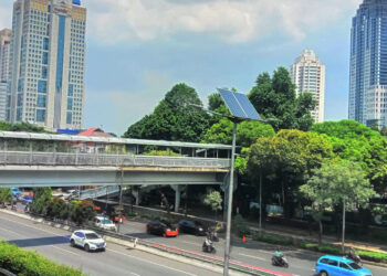 Suasana di Jalan Gatot Soebroto, Jakarta terlihat cuaca cerah berawan. Foto: Nasuha/INDOPOS.CO.ID