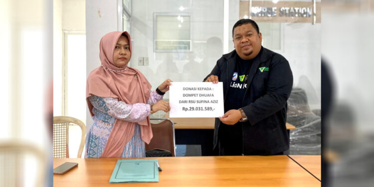 Dompet Dhuafa Waspada menerima donasi sebesar Rp29.031.569 dari Rumah Sakit Umum (RSU) Sufina Aziz, Kamis (23/3/2023). Foto: Dompet Dhuafa