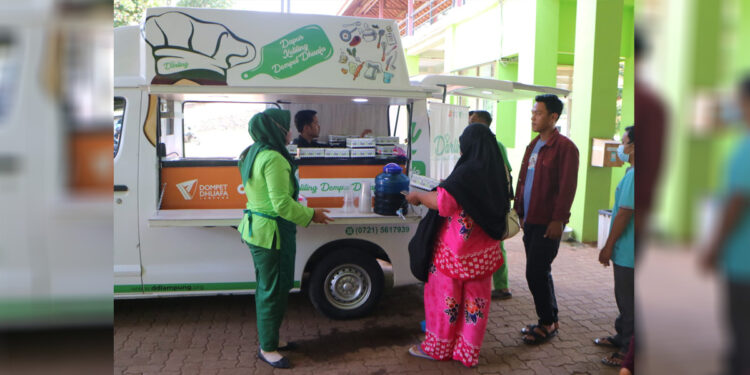 Dompet Dhuafa Lampung hadirkan Dapur Keliling untuk memberikan makanan dan minuman gratis bagi para keluarga pasien dan pengunjung di RS AKA Medka Sribhawono, Lampung Timur pada Selasa (7/3/2023). Foto: Dompet Dhuafa for INDOPOS.CO.ID