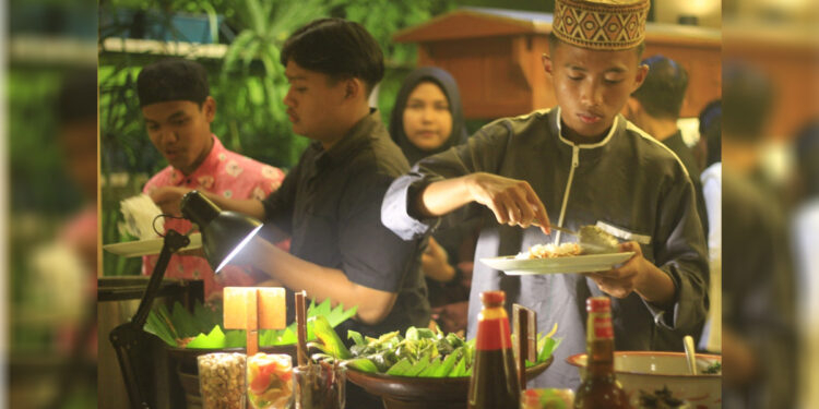 Dompet Dhuafa Yogyakarta bekerja sama dengan Best City Hotel yang berlokasi di Jalan Tentara Pelajar No. 44, Bumijo, Kecamatan Jetis, Kota Yogyakarta, menyelenggarakan buka bersama (bukber) anak-anak yatim dhuafa para hari pertama Ramadan, Kamis (23/3/2023). Foto: Dompet Dhuafa