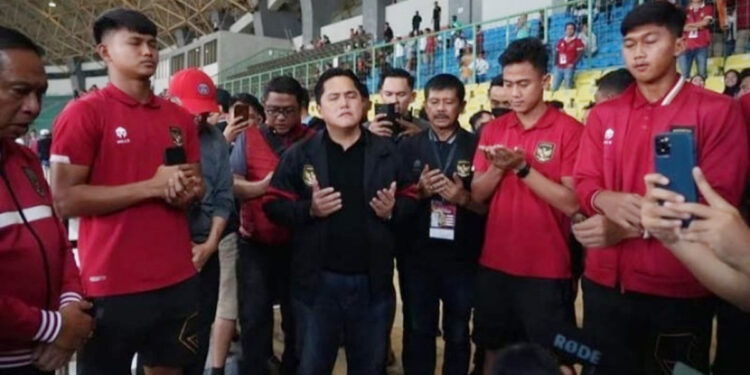 Ketum PSSI Erick Thohir berdoa bersama sebelum berangkat temui FIFA bahas soal Piala Dunia U-20 beberapa waktu lalu. Foto: Instagram/@Erickthohir