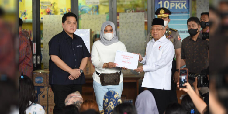 Wapres Ma'ruf Amin bersama Menteri BUMN Erick Thohir menyerahkan bantuan untuk warga terdampak kebakaran di Terminal bahan bakar minyak (BBM) Plumpang, Jakarta, Sabtu (4/3/2023). Foto: Pertamina for INDOPOS.CO.ID