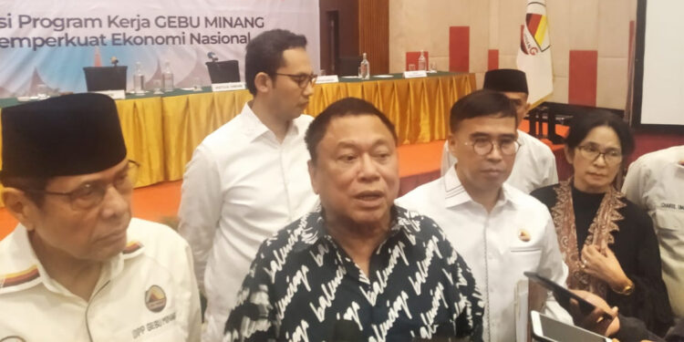 Ketua Umum Gerakan Ekonomo dan Budaya Minangkabau (Gebu Minang) Oesman Sapta Odang memberikan keterangan soal dukungan penguatan ekonomi nasional pascapandemi Covid-19. Foto: Ist