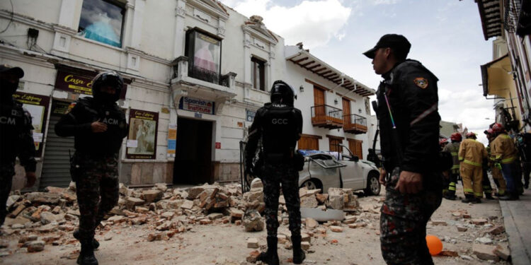 Puing bangunan yang hancur akibat gempa berkekuatan 6,8 di Ekuador dan Peru. Foto: Sky News