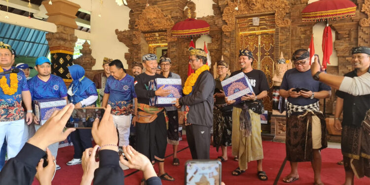Pengurus dan anggota Dewan Pimpinan Pusat Ikatan Keluarga Alumni Universitas Islam Indonesia (DPP IKA UII) menggelar bakti sosial kepada masyarakat di berbagai wilayah di Bali. Foto: Ist