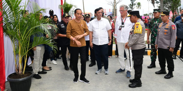 Kapolda Sumut Irjen Panca Putra menyambut kedatangan Presiden Joko Widodo di Event F1 Powerboat di Danau Toba. Foto: Humas Polda Sumut