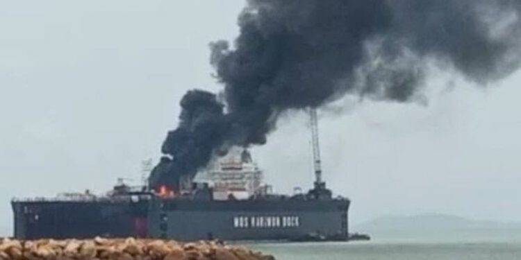 Kapal tanker MT Ketaling milik PT Pertamina terbakar. Foto: Istimewa