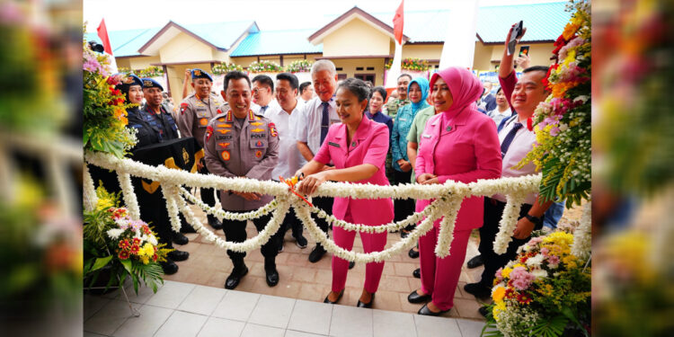 Kapolri Jenderal Listyo Sigit Prabowo meresmikan pembangunan asrama Brimob Polda Kalimantan Barat. Foto: Humas Polri