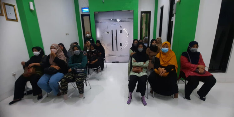 Sejumlah orang di kawasan Setiabudi Jakarta Selatan berada di ruang tunggu pemeriksaan kesehatan Klinik Utama Dewi Sartika. Foto: Ist