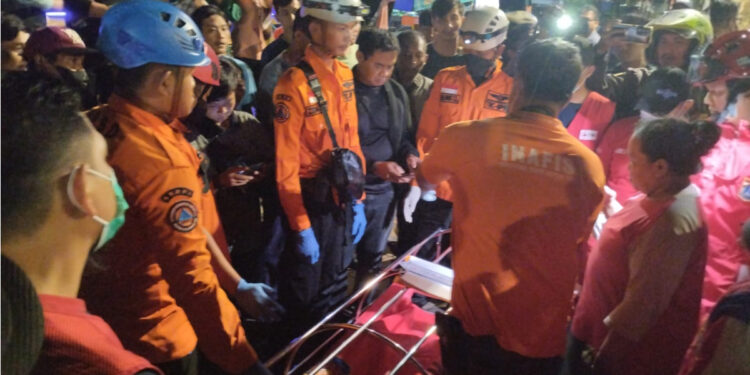 Seorang anak laki-laki berinisial MR (9) ditemukan tewas mengambang di Danau Sunter, Jakarta Utara. Foto: Relawan Emergency Jakarta