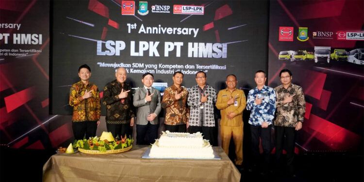 PT Hino Motors Sales Indonesia (HMSI) merayakan 1 tahun berdirinya Lembaga Sertifikasi Profesi (LSP)-Lembaga Pelatihan Kerja (LPK) HMSI. Foto: Dokumen HMSI