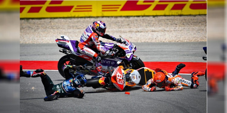 Pembalap Marc Marquez terlibat kecelakaan dengan Jorge Martin (Prima Pramac Racing) dan Miguel Oliveira (RNF MotoGP Team) pada ajang MotoGP di Portugal. Foto: motogp.com