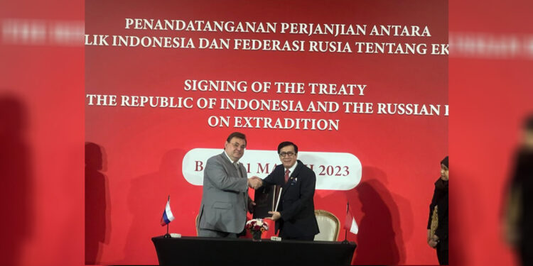 Menkumham Yasonna H. Laoly, bersama Menteri Hukum Federasi Rusia, Konstantin Chuichenko menandatangani perjanjian ekstradisi antara Republik Indonesia (RI) dengan Federasi Rusia di Bali, Jumat (31/3/2023). Foto: Humas Kemenkumham