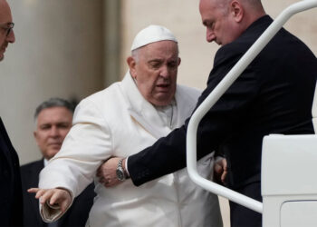 Paus Fransiskus dibantu masuk ke dalam mobilnya pada akhir audiensi umum mingguannya di Lapangan Santo Petrus, Rabu (29/3/2023). Foto: Sky News