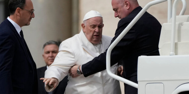 Paus Fransiskus dibantu masuk ke dalam mobilnya pada akhir audiensi umum mingguannya di Lapangan Santo Petrus, Rabu (29/3/2023). Foto: Sky News