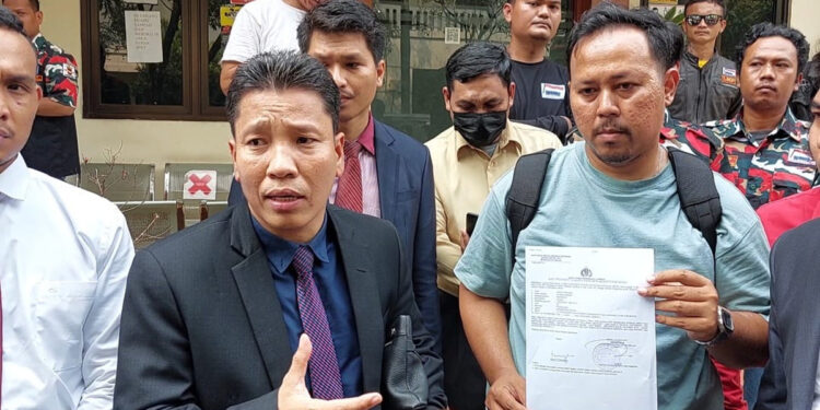 Pemilik tanah lewat pengacaranya, Jay Tambunan, SH, MH juga melaporkan ketidakprofesionalan oknum penyidik ke Kasi Propam Polres Metro Bekasi.