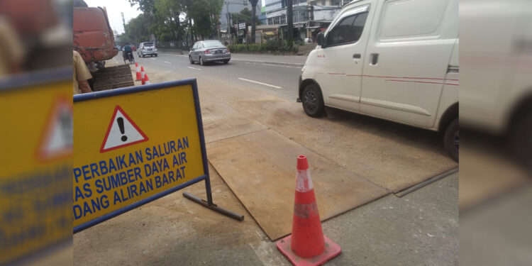 Jalan amblas sudah dico di Jalan Daan Mogot tepatnya dekat Jembatan Penyebrangan Orang (JPO) Kali Mati, Kedaung Kali Angke. Foto: Dhika Alam Noor/Indopos.co.id