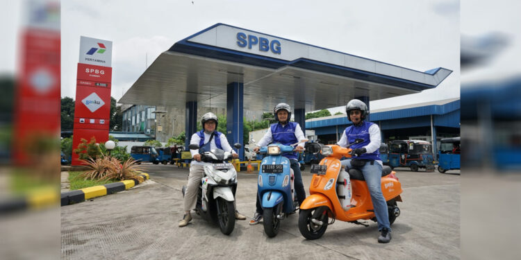 Subholding Gas Pertamina, PT PGN Tbk bersama PT Gagas Energi Indonesia selaku Anak Perusahaan, melaksanakan uji coba penggunaan Compressed Natural Gas (CNG) sebagai Bahan Bakar Gas (BBG) pada sepeda motor. Foto: PGN