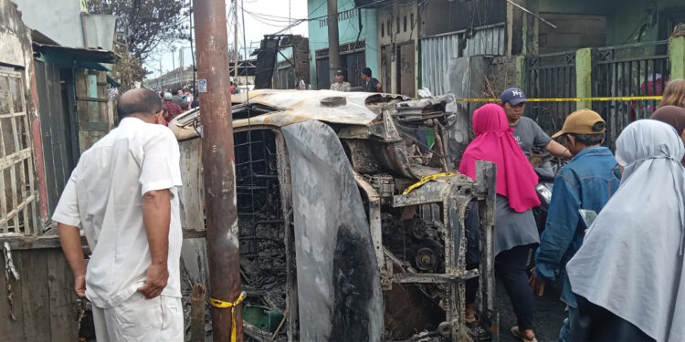 Kondisi pemukiman warga hangus terbakar akibat kebakaran Depo Pertamina Plumpang, Koja, Jakarta Utara, Sabtu (4/3/2023). Foto: Feris Pakpahan/INDOPOS.CO.ID