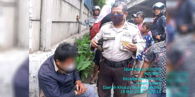Personel Polsek Cilincing dan sejumlah warga berhasil menangkap pelaku pencurian. Foto: Humas Polsek Cilincing