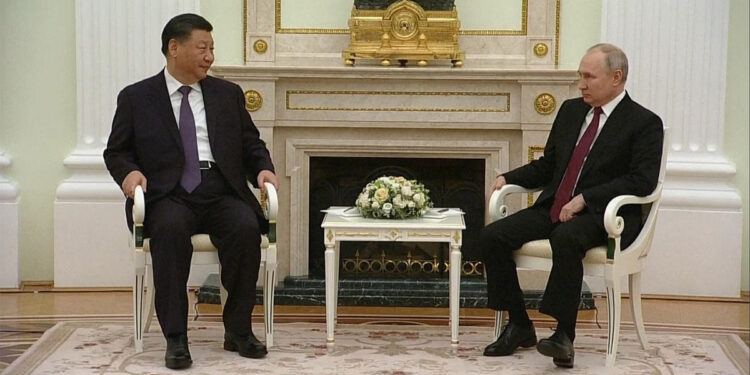 Presiden China Xi Jinping berbincang dengan Presiden Rusia Vladimir Putin. Foto: Sky News